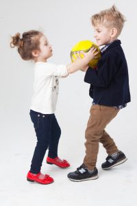 子供-喧嘩-取り合い