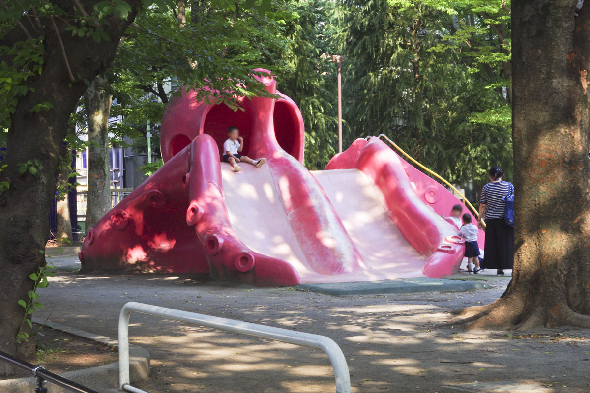 練馬区役所近く巨大なタコの滑り台がある豊玉公園 通称 タコ公園 育児情報シェアブログ Asobo Kids