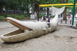新宿中央公園 クジラオブジェ
