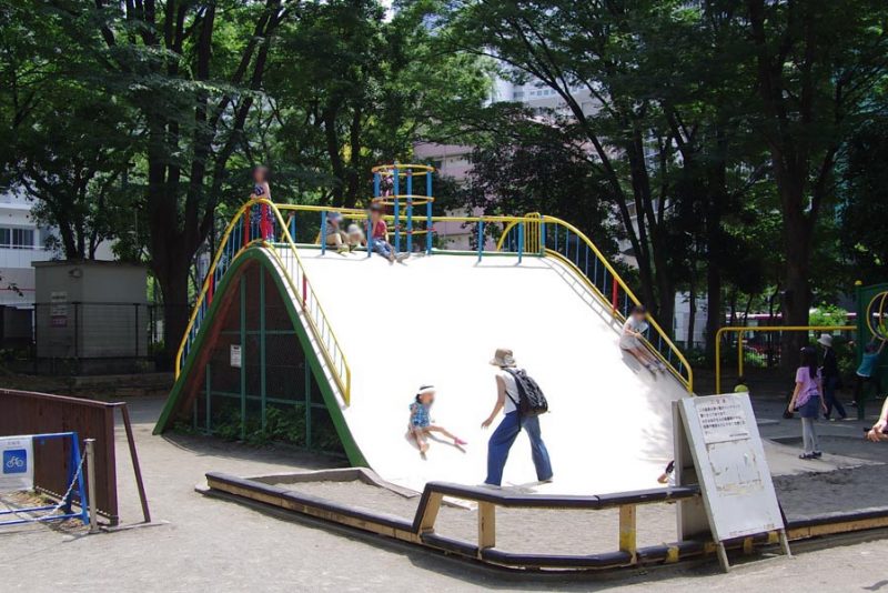 新宿中央公園 コンクリート滑り台
