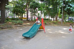 公園奥の滑り台