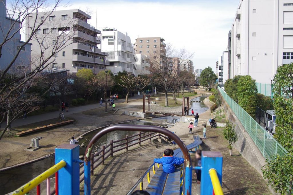 大横川親水公園 ローラー滑り台の上
